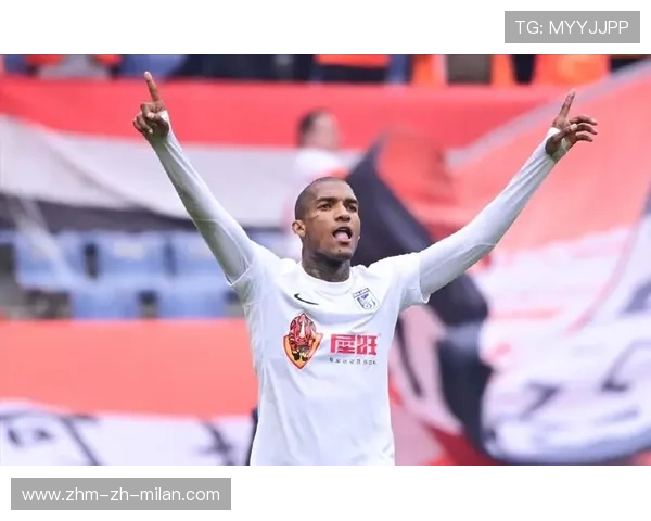 大连英博底线传中落点刁钻，禁区形成连续威胁